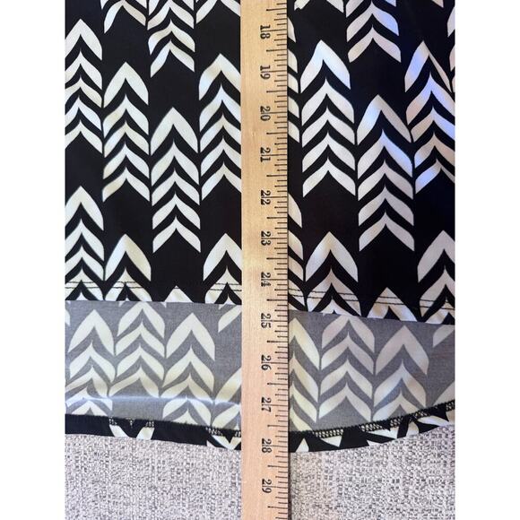 Robert Louis Black White Geometric Design Cold Shoulder Short Sleeve Shirt Sz L - Picture 5 of 10